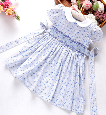 Vestido Español Cuello Blanco con detalles azules, con mangas