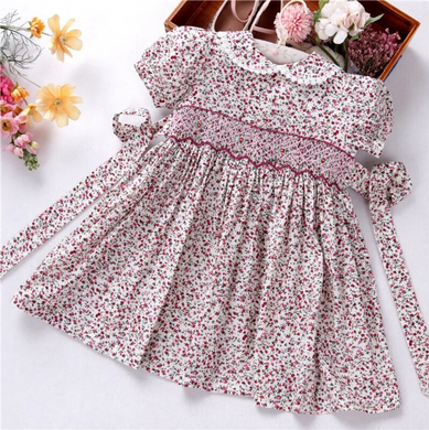 Vestido Español Blanco Flores Rojas y Hojas Verdes, Con Mangas