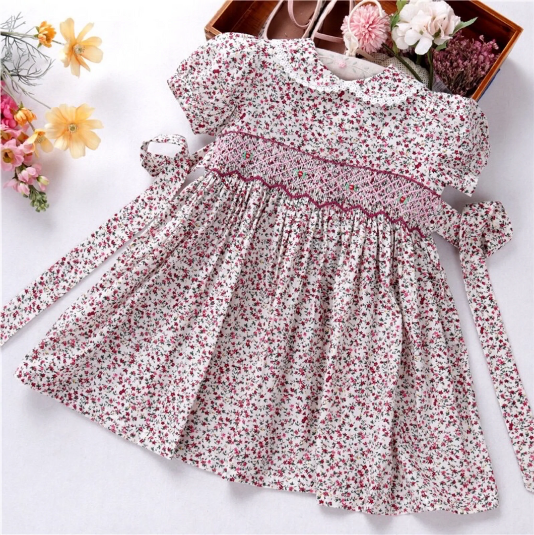 Vestido Español Blanco Flores Rojas y Hojas Verdes, Con Mangas