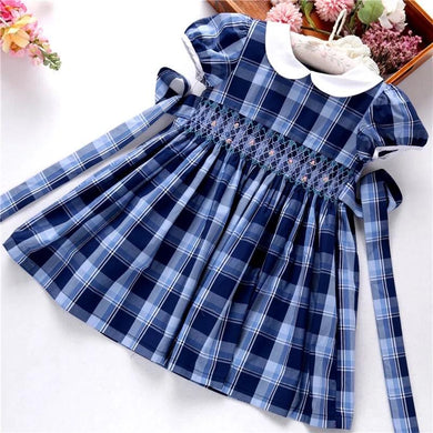Vestido Español Azul Marino con Cuadros, Cuello Blanco, detalles bordados rosados y rojos